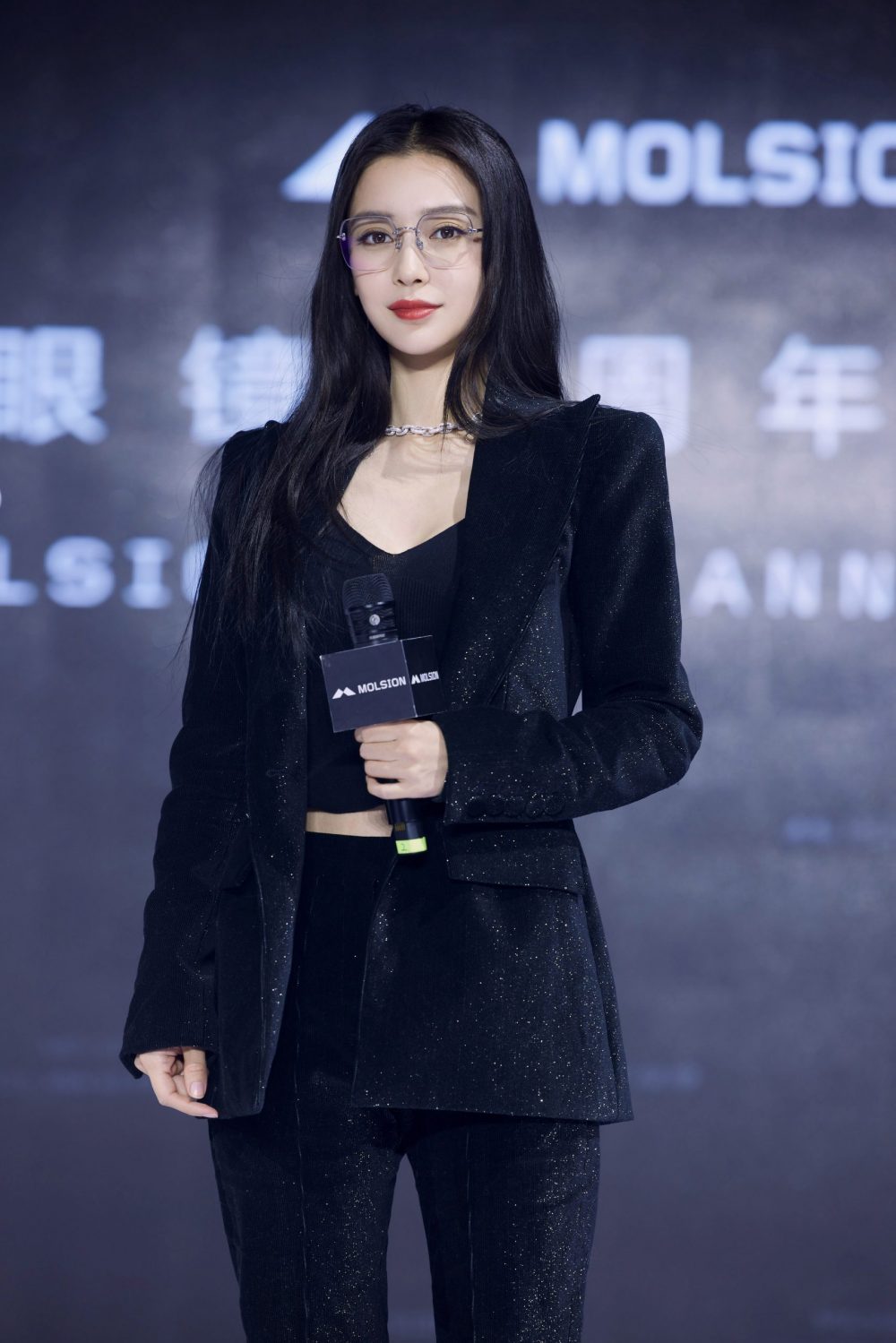 Angelababy kết hợp suit và crop top