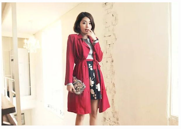 Nhẹ nhàng và nổi bật với chân váy xòe in họa tiết hoa cùng trench coat đỏ ấm áp