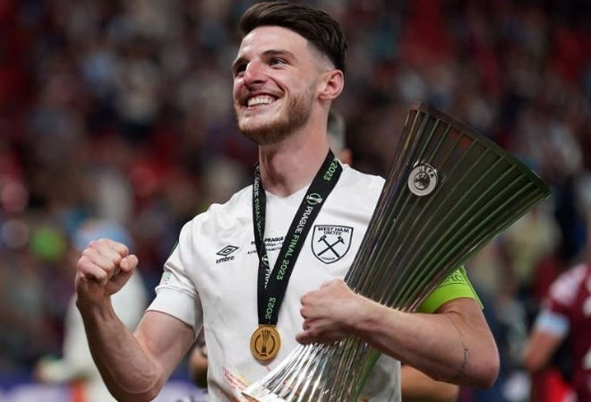 Hình ảnh Declan Rice nhận giải thưởng cá nhân