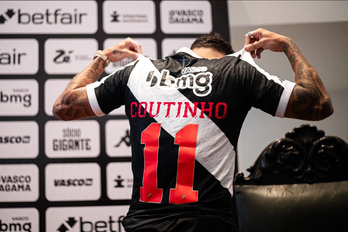 Philippe Coutinho - Hành Trình Vươn Cao Trong Thế Giới Bóng Đá Từ Cậu Bé Vô Danh Đến Ngôi Sao Sân Cỏ Toàn Cầu