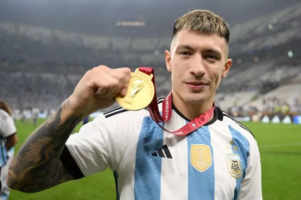 Lisandro Martínez - Trái Tim Của Hàng Thủ Argentina Khám Phá Sự Nghiệp và Tầm Ảnh Hưởng