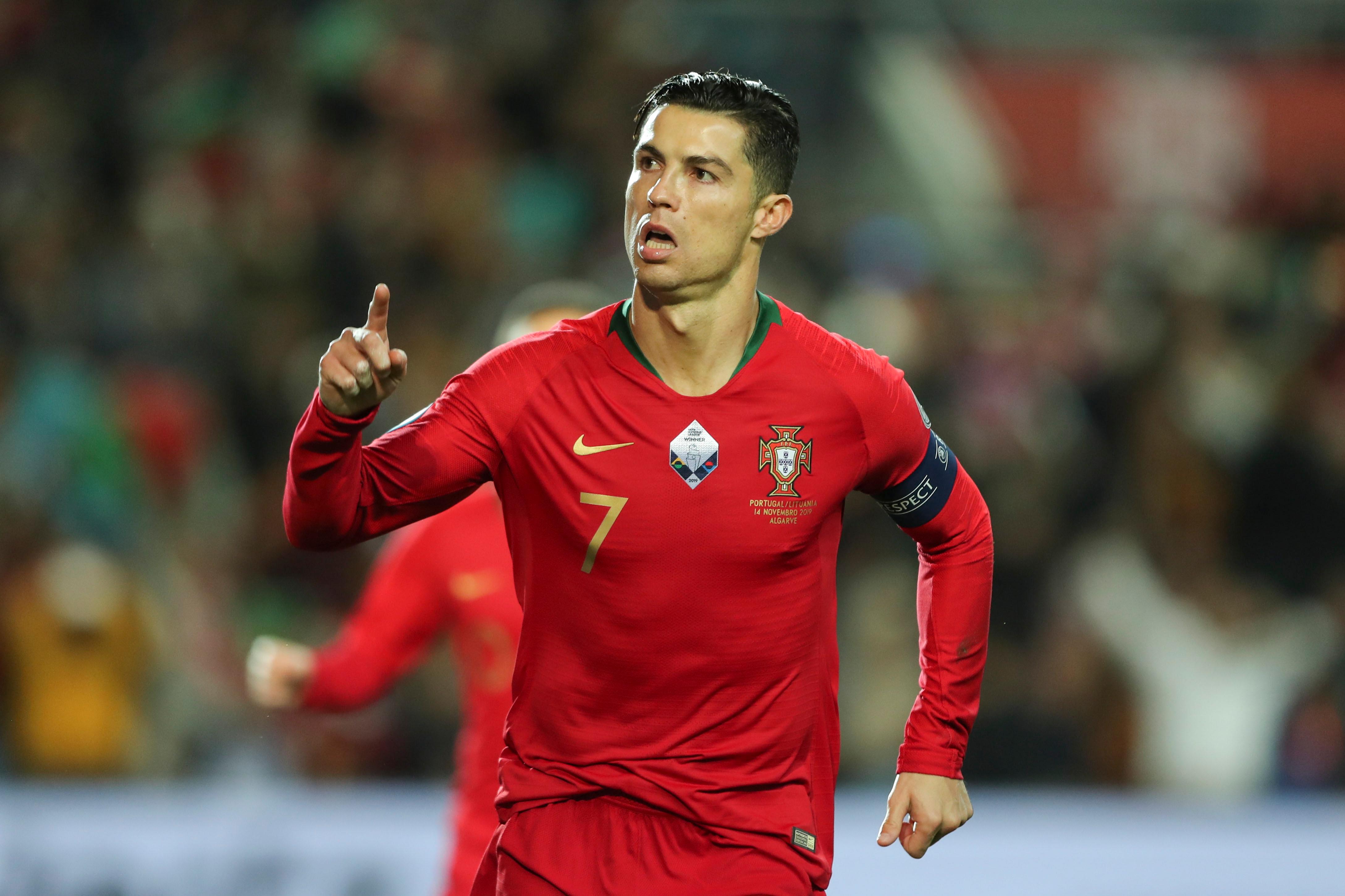 Cristiano Ronaldo Cỗ Máy Bàn Thắng Không Tuổi - Hành Trình Khó Quên Trên Đỉnh Cao Bóng Đá